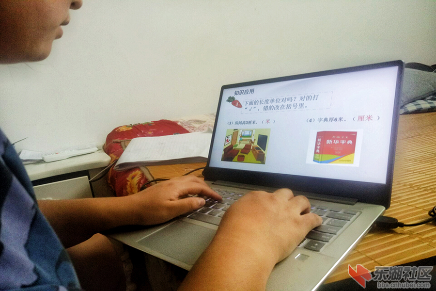 图为数学老师正在备课，为了明天能够有一个更好的课堂.png