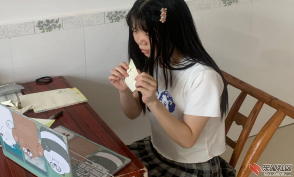 图为老师正在教学生折纸 毛严婕 摄.png