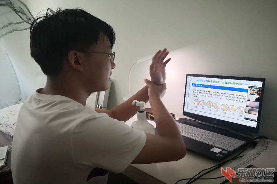 图为安全讲座课时，志愿者向小朋友们亲身演示上课内容.png