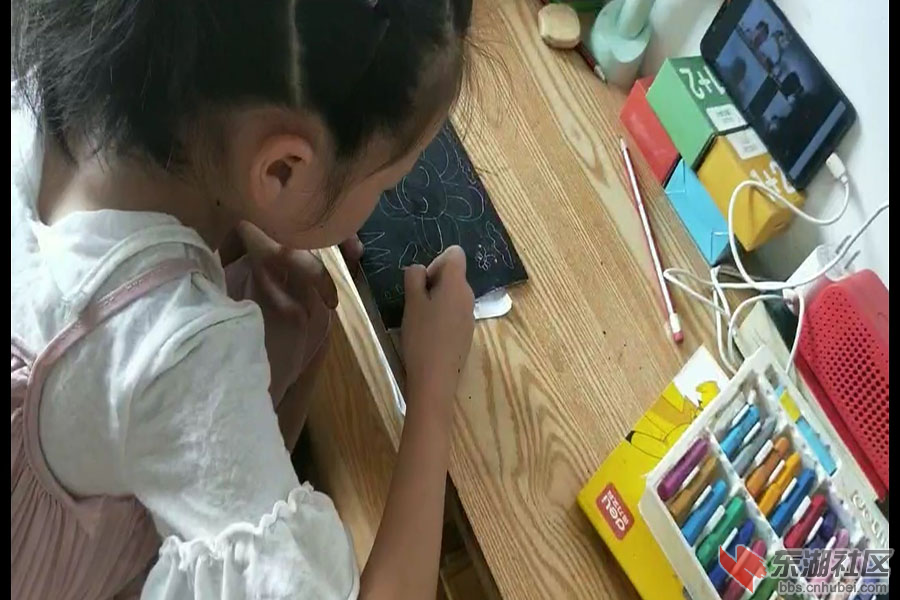 小朋友们最心心念念的兴趣课非美术课莫属了，课堂上，小朋友们聚精会神，认真听讲，面.png