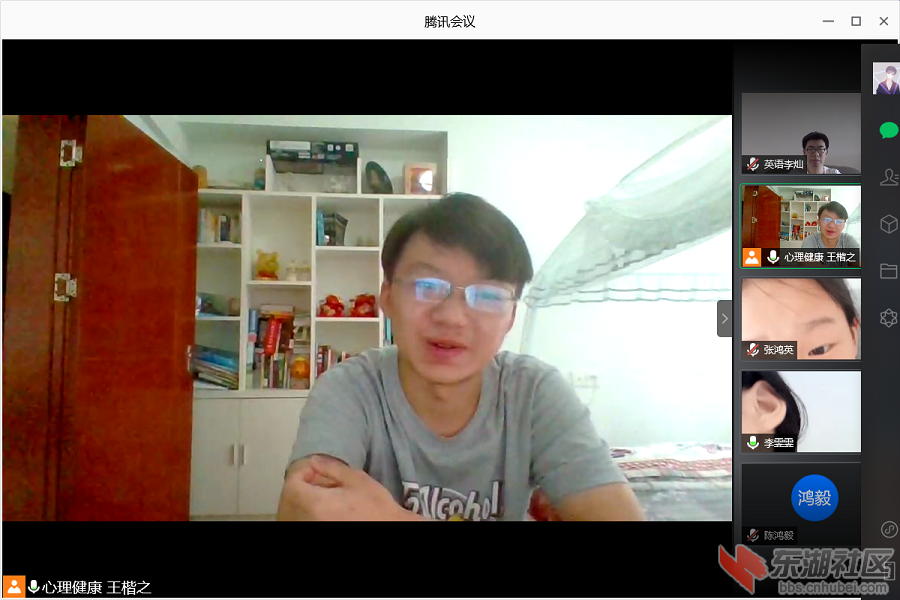 图为志愿者老师在和孩子们轻松地聊着天.png