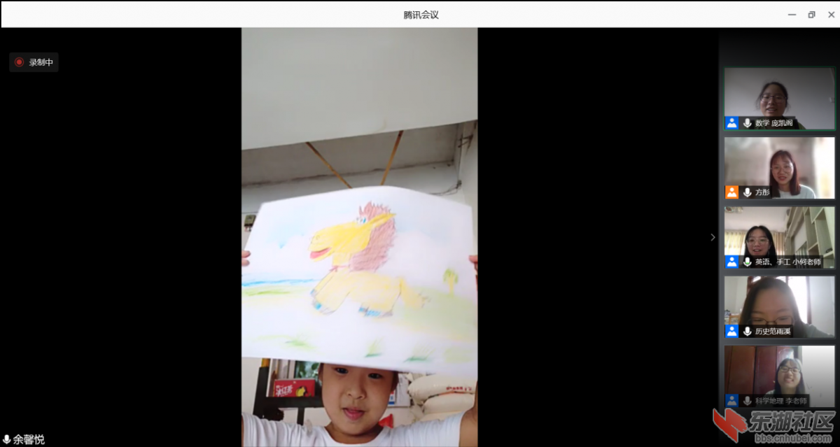 为见面会时，小朋友向志愿展示自己的画的小马.png