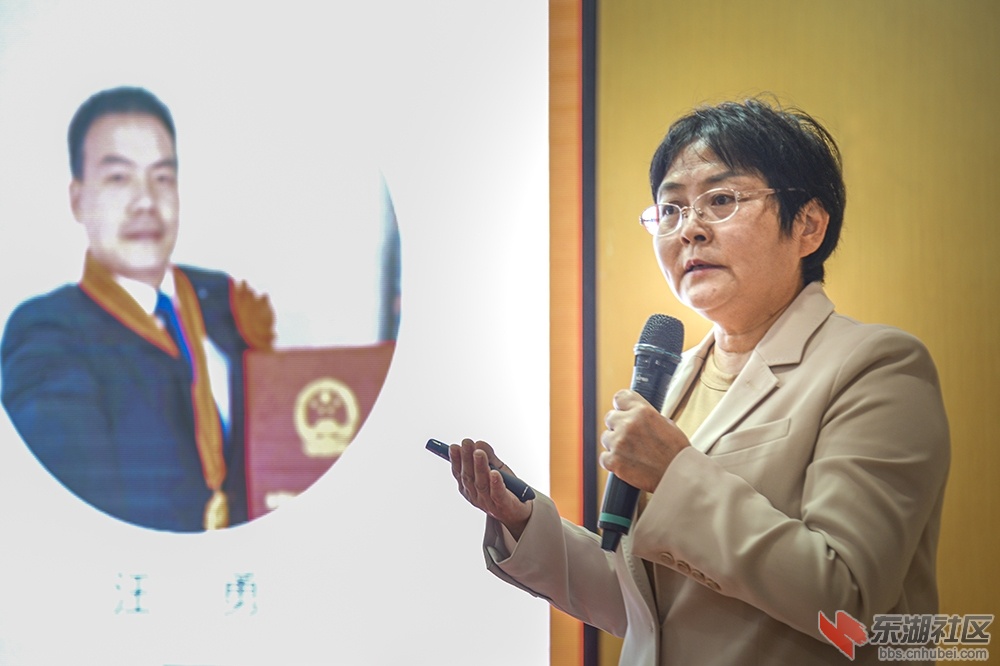 图为：田巧萍记者正在讲述武汉市抗击疫情英雄事迹 曾院平摄影.jpg