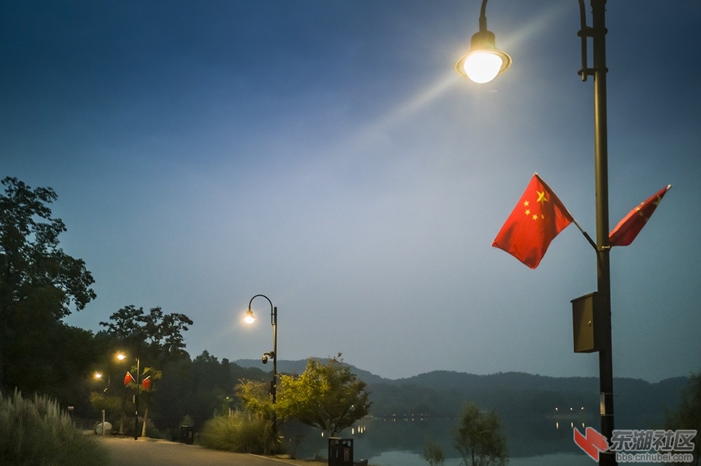 2.武汉东湖绿道国旗飘扬曾院平摄影.jpg