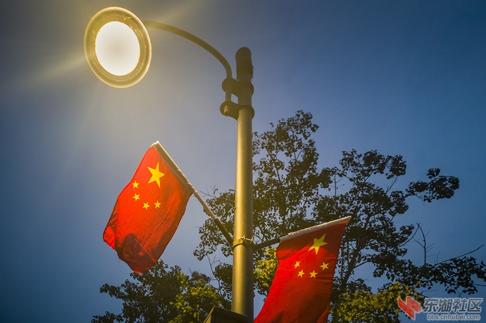 1.武汉东湖绿道国旗飘扬曾院平摄影.jpg