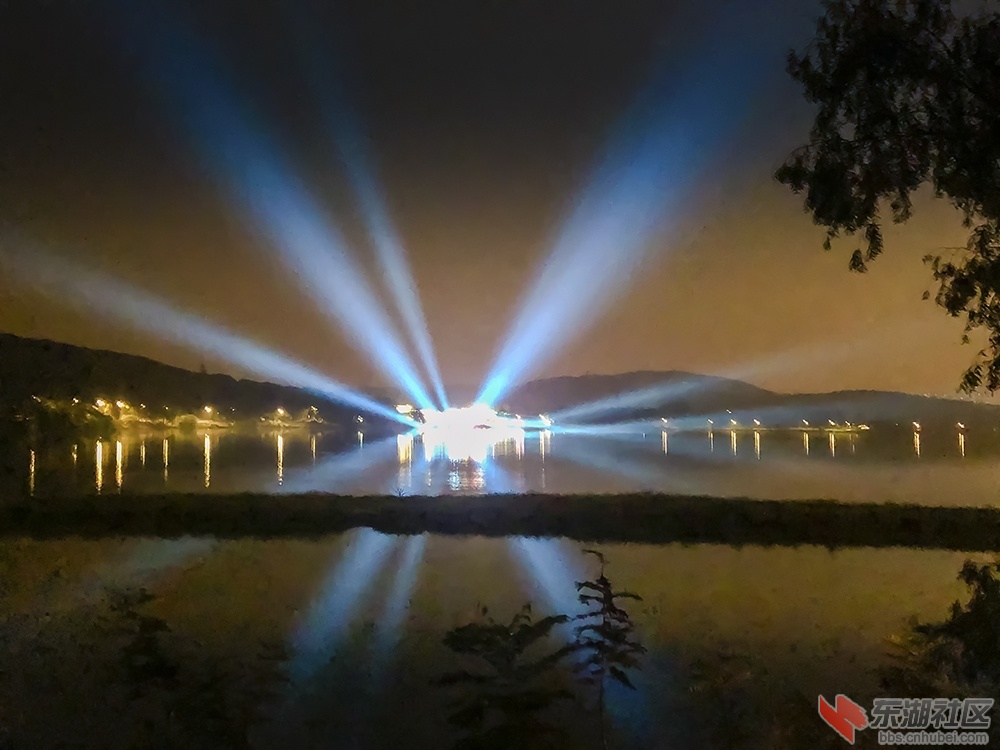 6.武汉东湖喻家湖灯光秀曾院平摄影.jpg