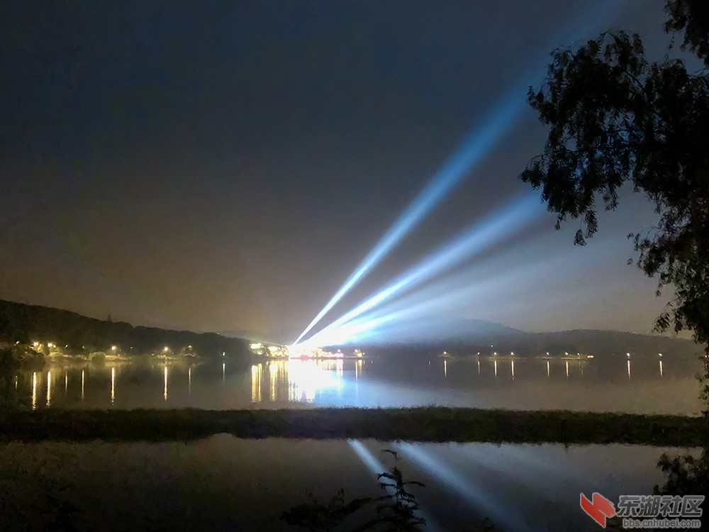 3.武汉东湖喻家湖灯光秀曾院平摄影.jpg