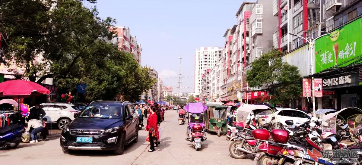 国庆中秋双节同庆的梅川街上的繁华景象