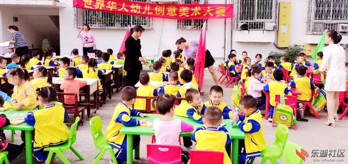 国庆中秋双节同庆的梅川街上的繁华景象