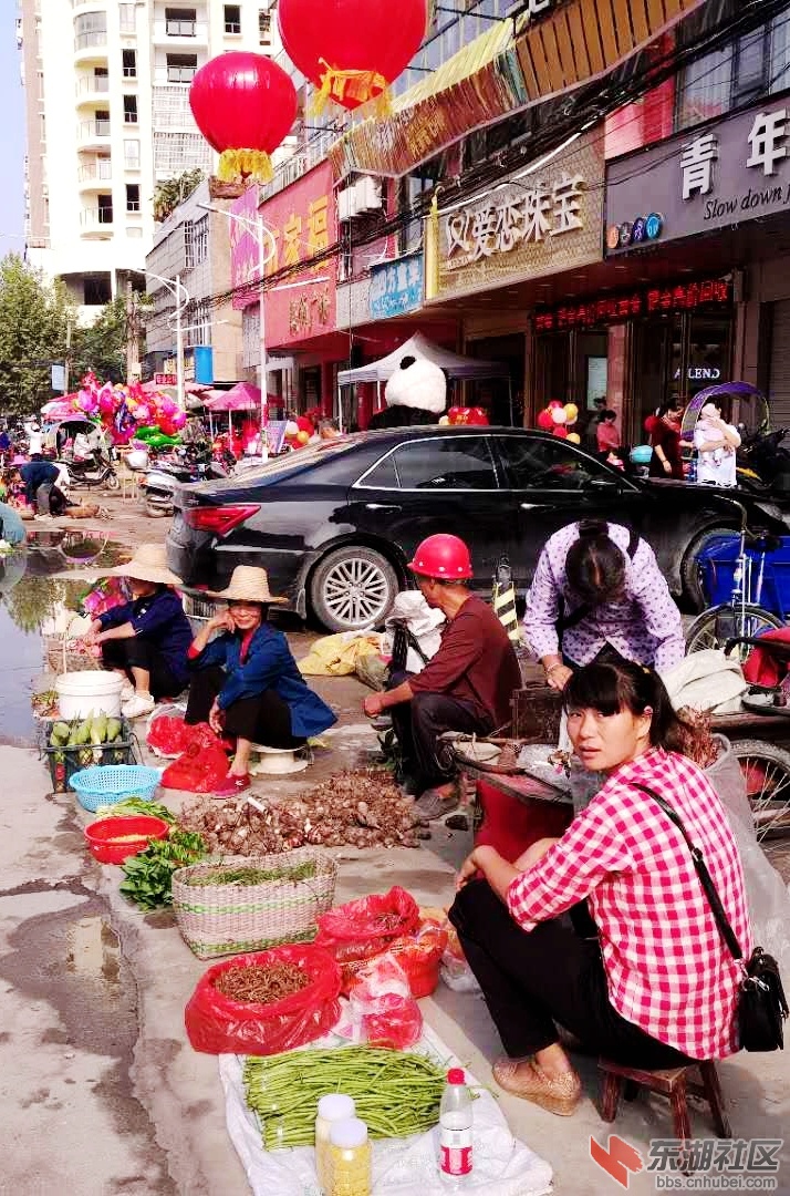 国庆中秋双节同庆的梅川街上的繁华景象