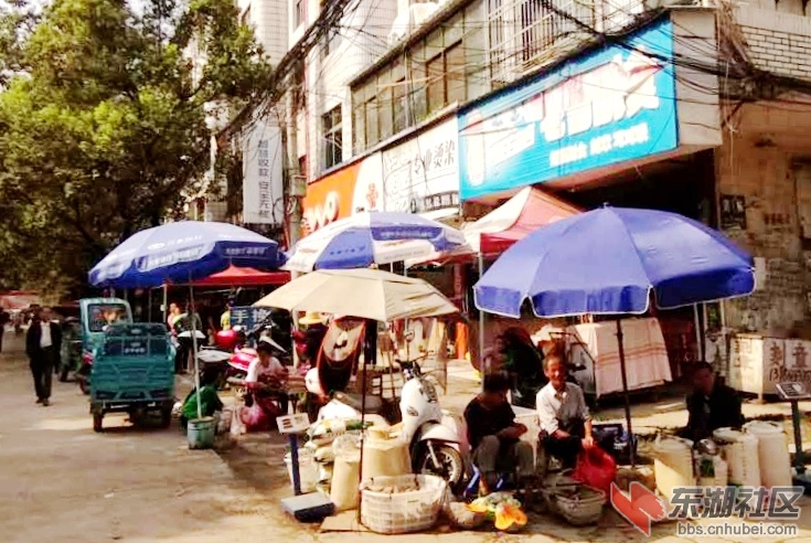 国庆中秋双节同庆的梅川街上的繁华景象