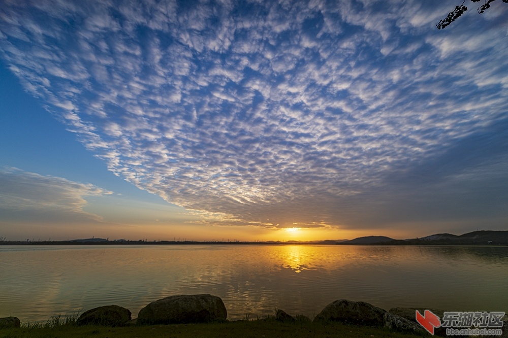 1.武汉东湖风景区天象奇观 曾院平摄影.jpg