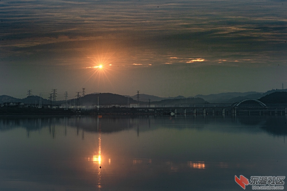 3.天空大舞台再秀武汉东湖风光 曾院平摄影.jpg
