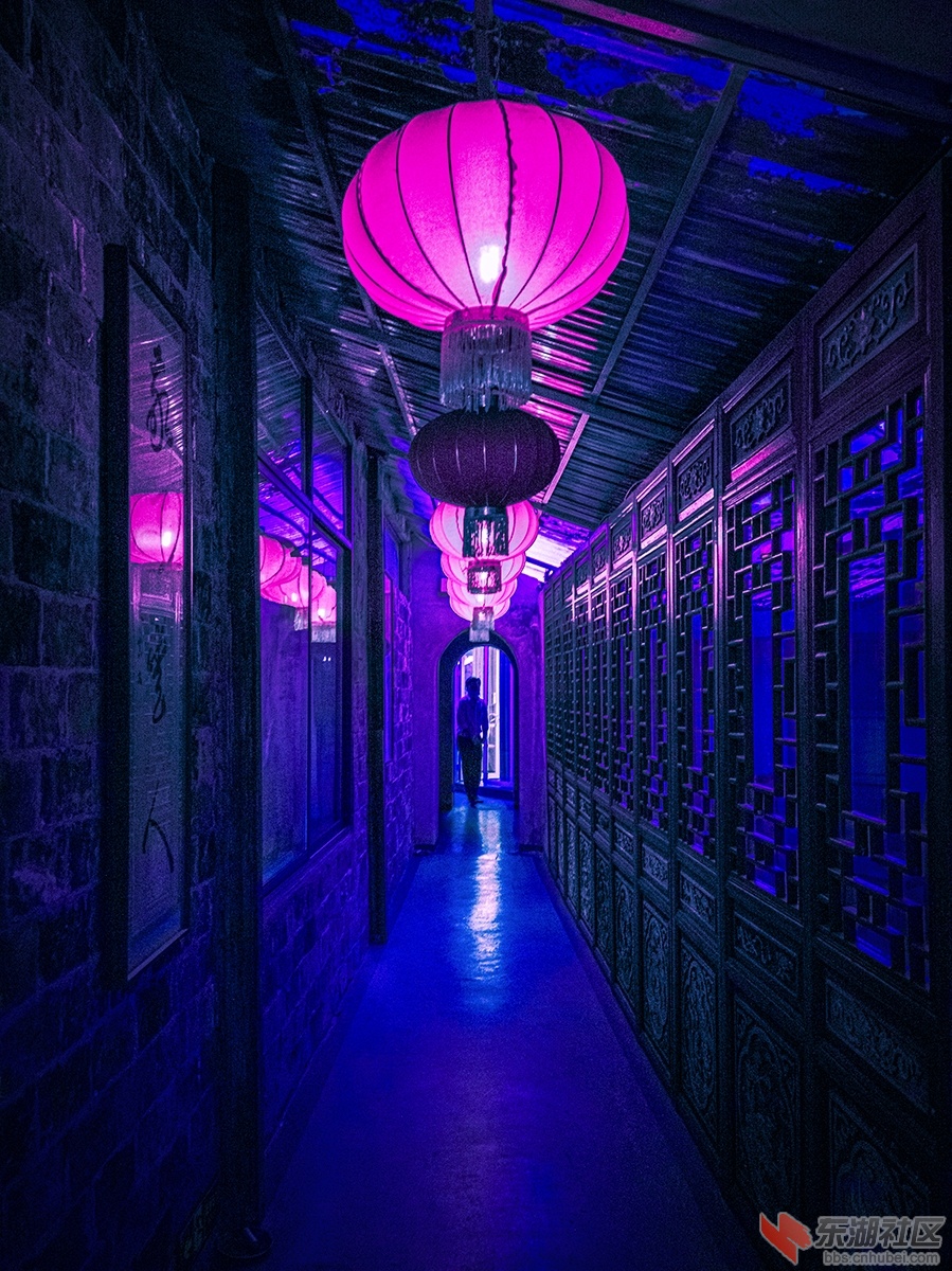 楼道灯光曾院平摄影.jpg