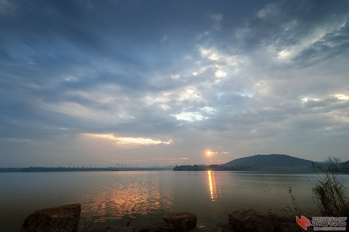 4.惊艳，武汉东湖红霞满天 .jpg