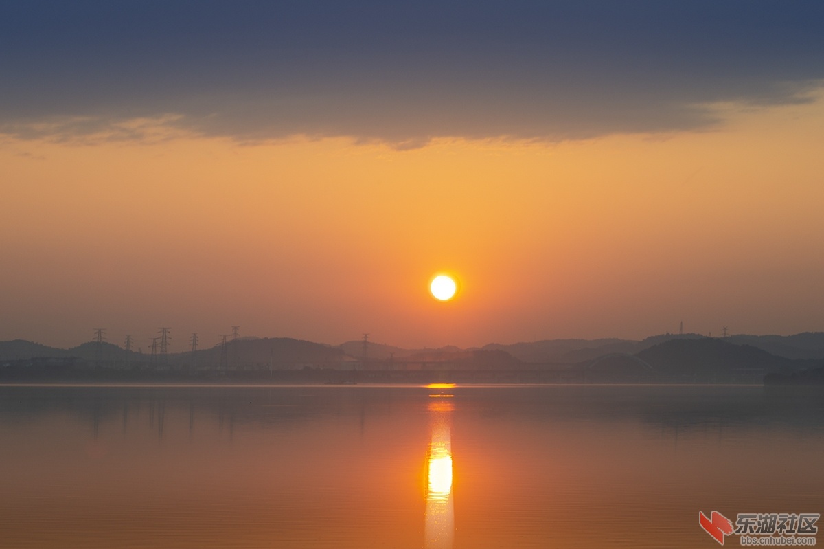 3.武汉东湖天空调色板曾院平摄影..jpg