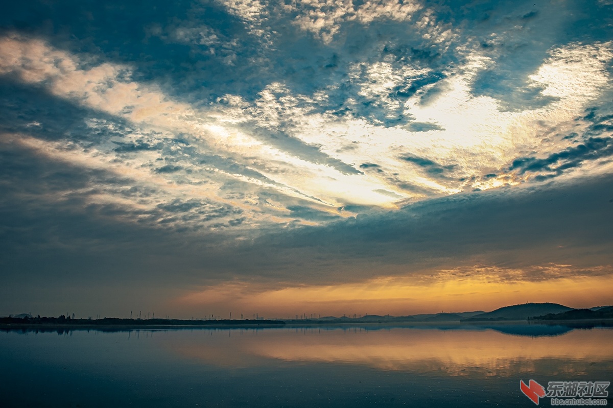 1.武汉东湖天空调色板曾院平摄影.jpg