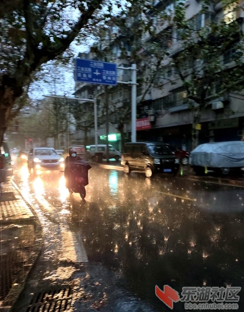 武汉清晨路上：车灯前后亮车轮，雨点纷纷溅湿身。环卫公交为最早，菜商餐馆上班人。柯.jpg