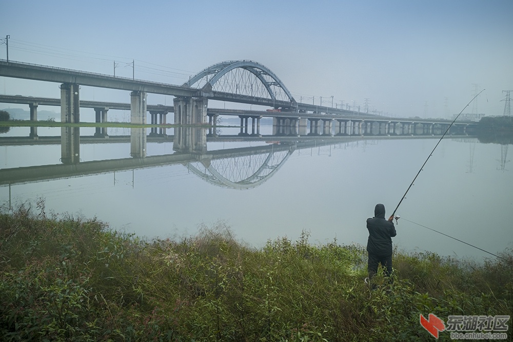 湖边野钓曾院平摄影.jpg