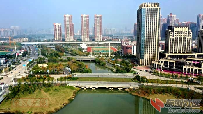 童汉芳摄 无人机看凤凰湖边的2座无名桥DJI_0649 - 副本.JPG