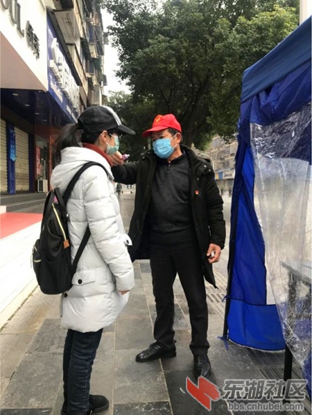 疫情期间志愿为居民扫码测温