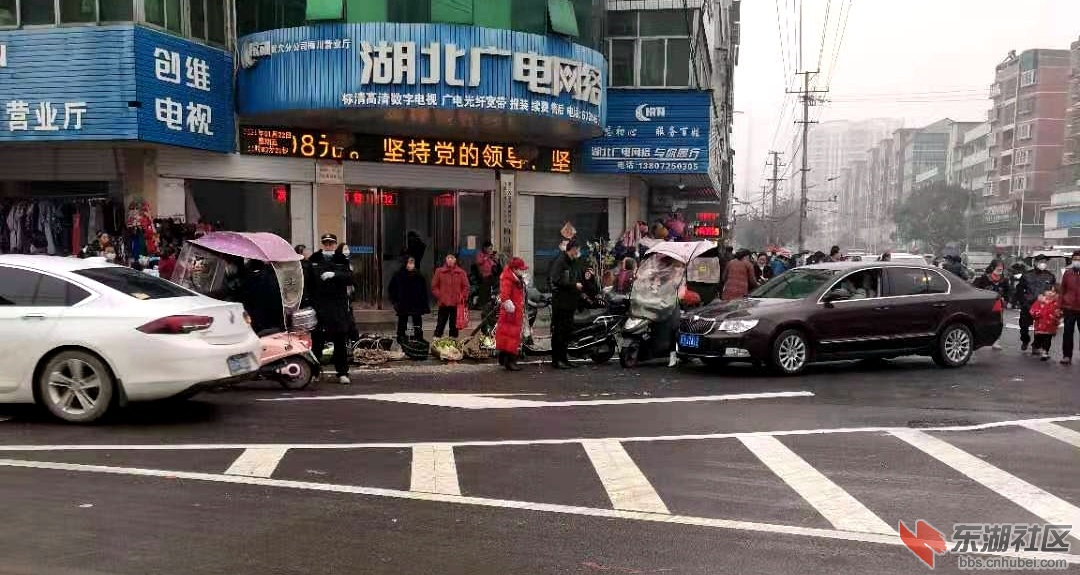 大家都说：梅川镇街上的路好出行了