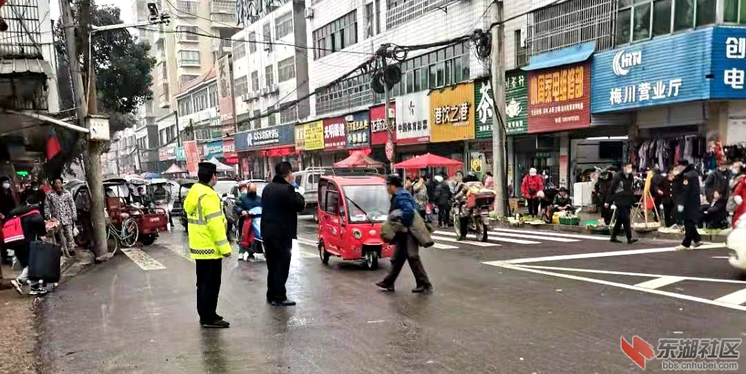 大家都说：梅川镇街上的路好出行了