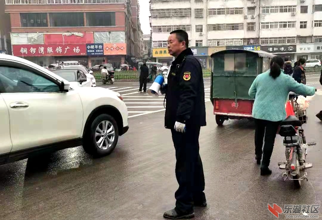 大家都说：梅川镇街上的路好出行了