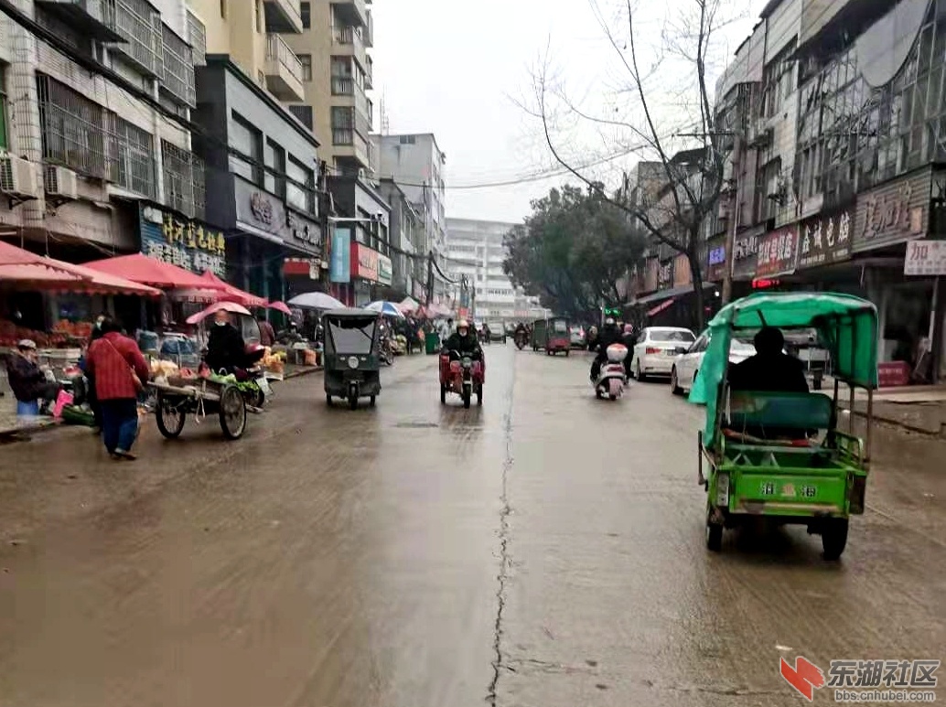 大家都说：梅川镇街上的路好出行了