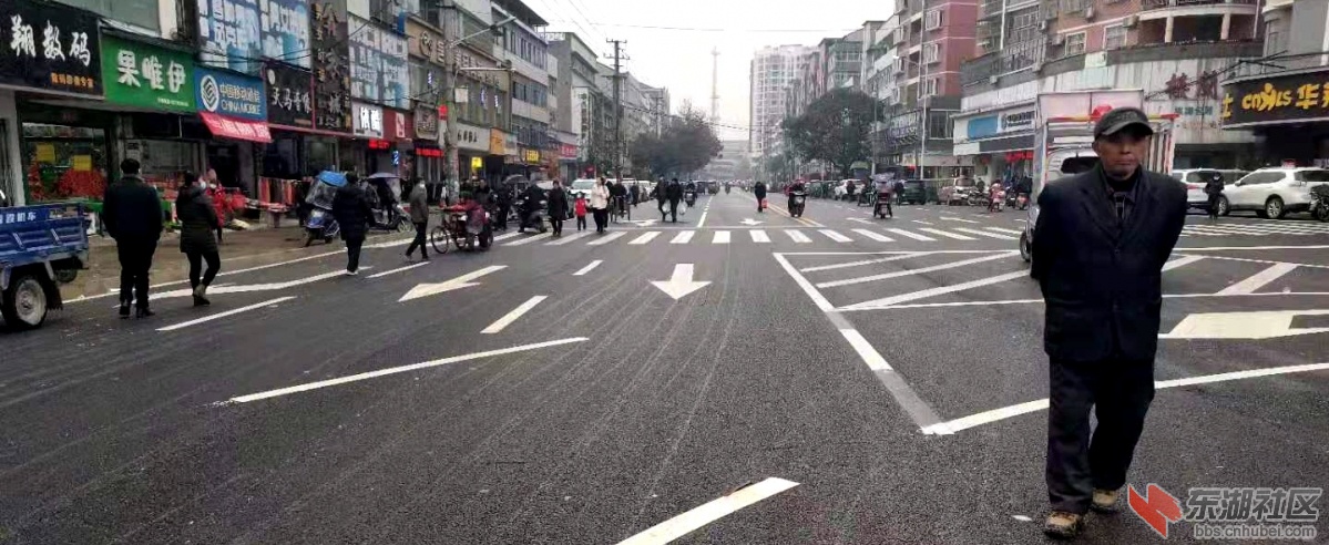 大家都说：梅川镇街上的路好出行了