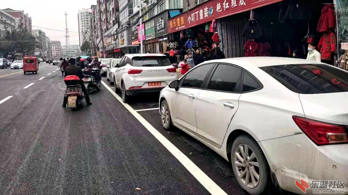 大家都说：梅川镇街上的路好出行了