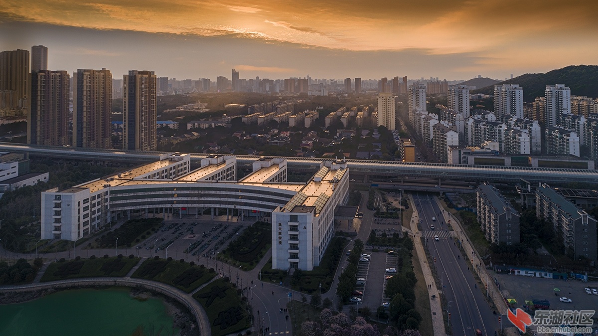 华中科技大学校园落日余晖 曾院平摄影.jpg