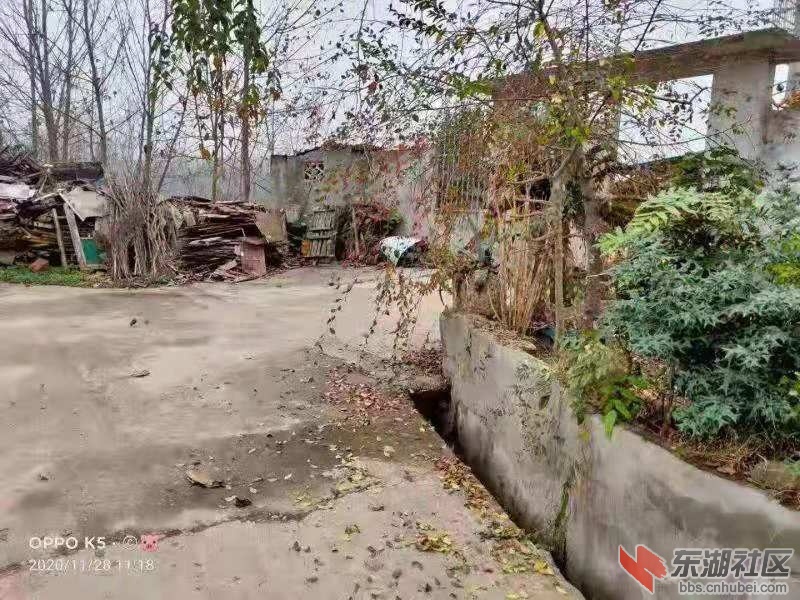 也挡住了门前的路一部分