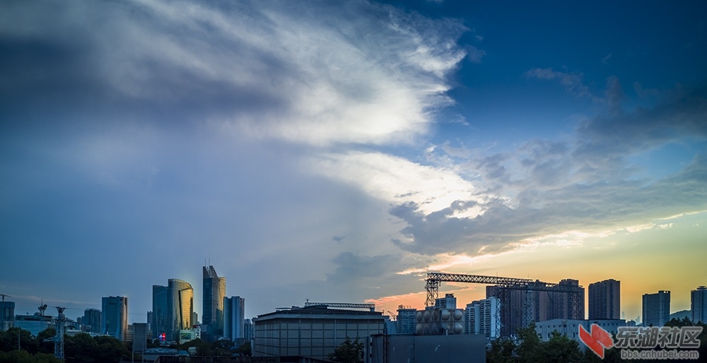 暴雨来临  曾院平摄影.jpg