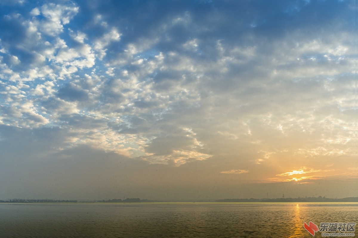 1.东湖日出彩飞 曾院平摄影.jpg