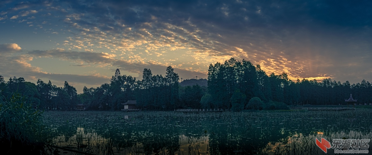 1.东湖的早晨 曾院平摄影.jpg