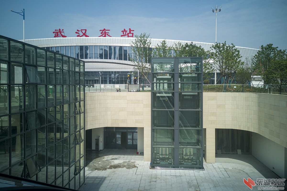 11.车站外景曾院平摄影.jpg