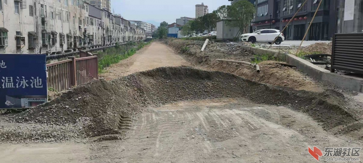  梅川 镇 区内梅川河东岸泥巴路开始硬化了！