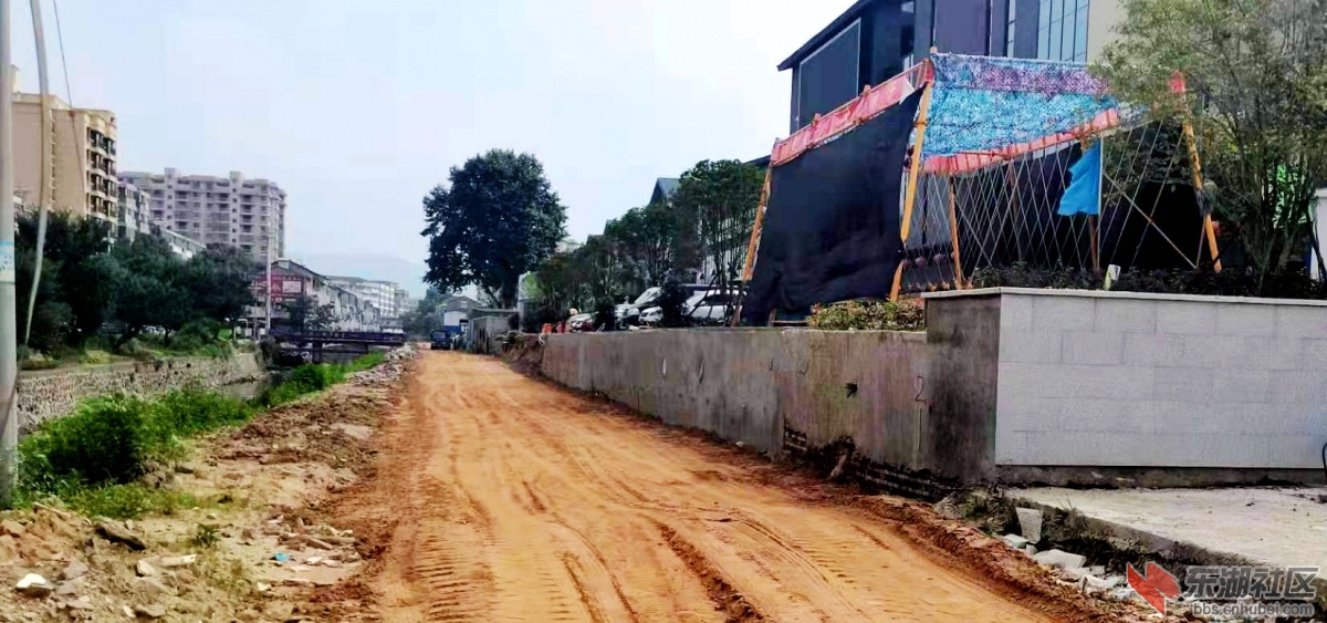  梅川 镇 区内梅川河东岸泥巴路开始硬化了！
