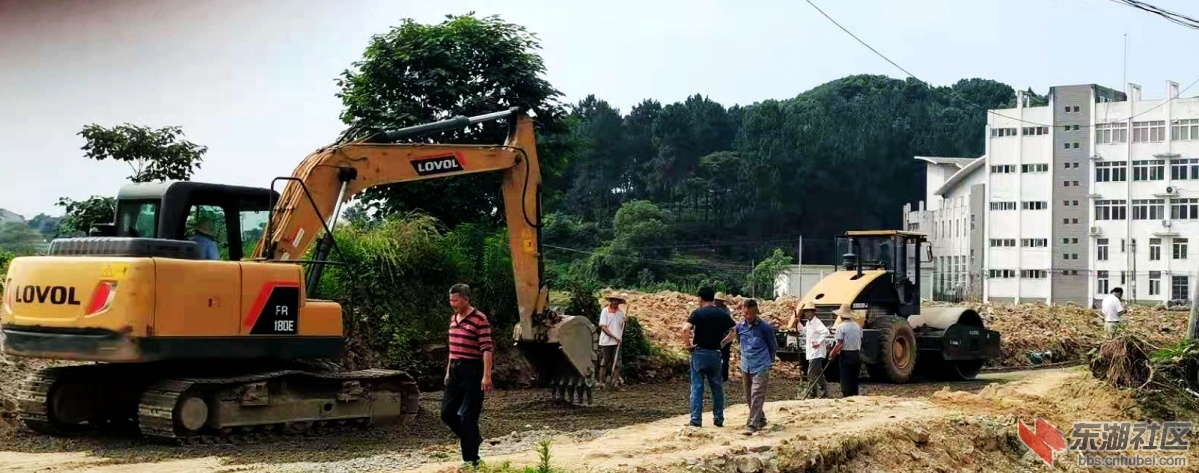  梅川 镇 区内梅川河东岸泥巴路开始硬化了！