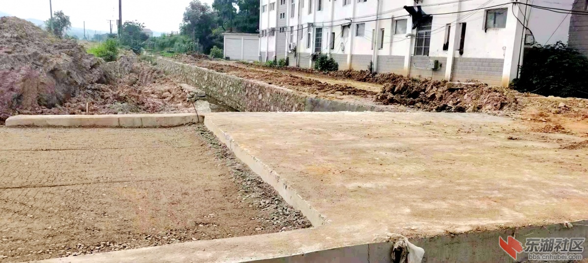  梅川 镇 区内梅川河东岸泥巴路开始硬化了！