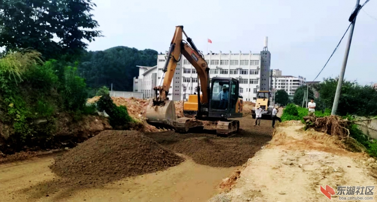  梅川 镇 区内梅川河东岸泥巴路开始硬化了！