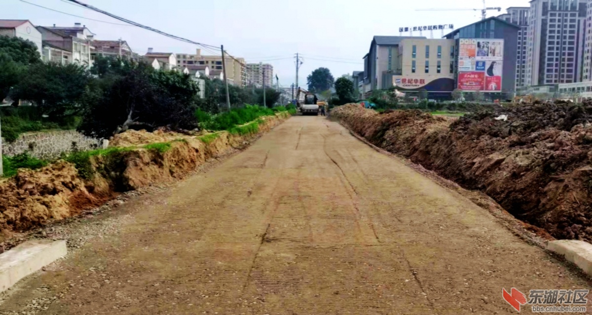  梅川 镇 区内梅川河东岸泥巴路开始硬化了！