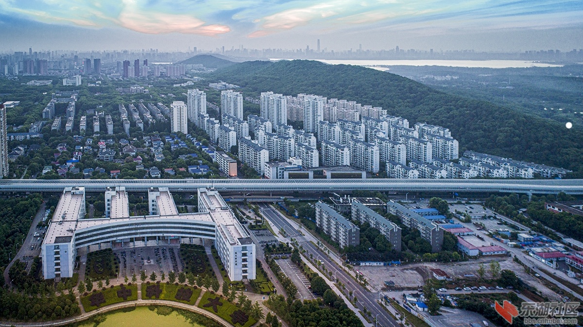 7.华中科技大学东九楼教学区曾院平摄影.jpg