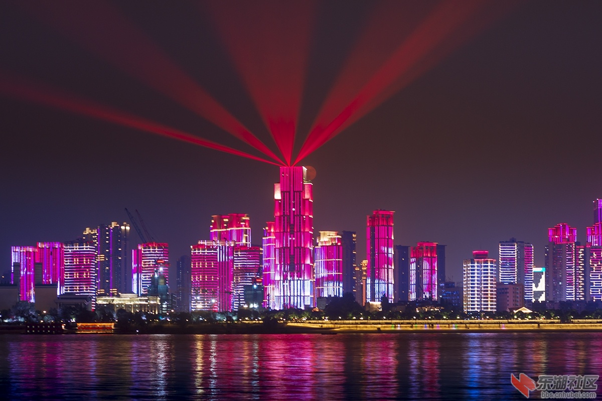5.中国红照射天空曾院平摄影.jpg