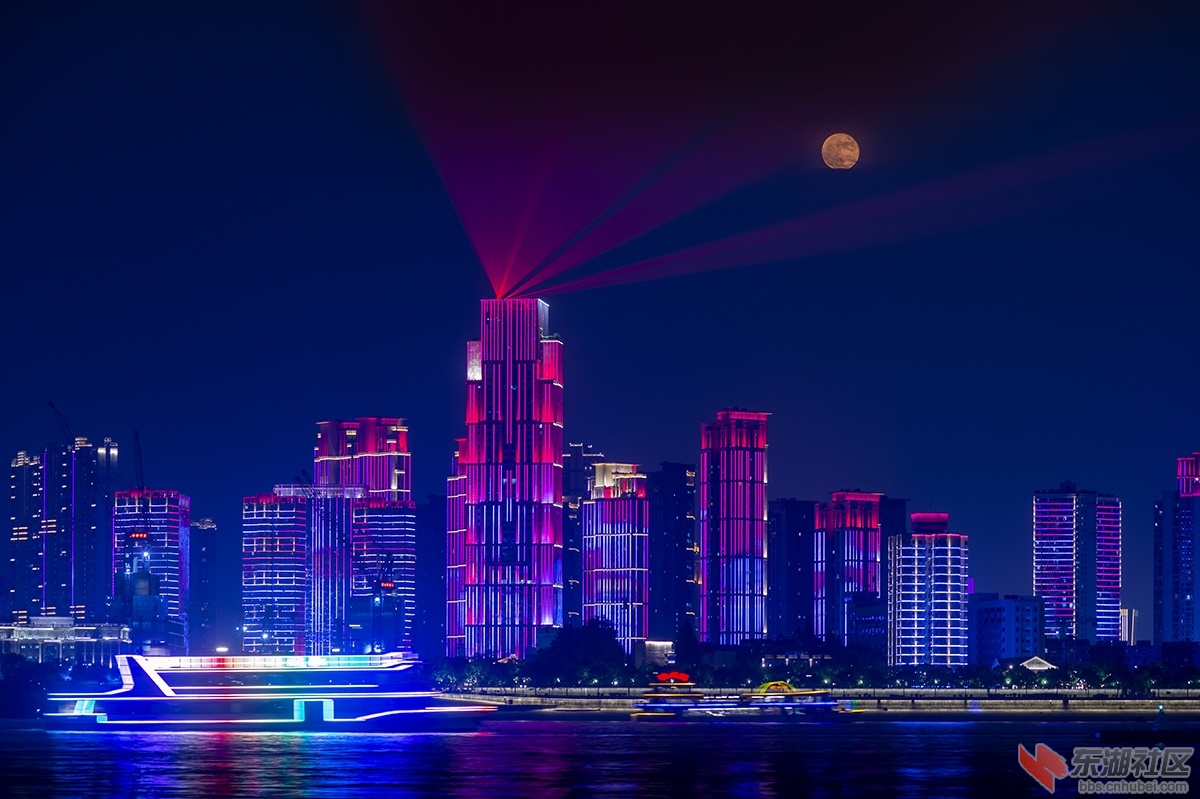 9.长江岸边升明月曾院平摄影.jpg