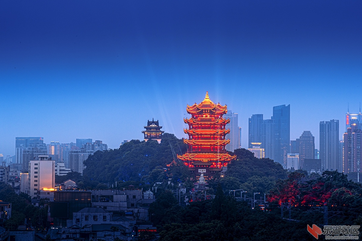 1.黃鹤楼的灯光 曾院平摄影.jpg