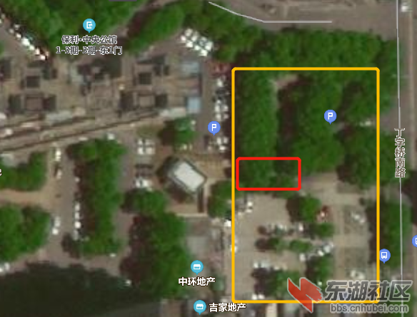 图1：垃圾中转站的位置位于G2栋临近围墙外侧的停车场内