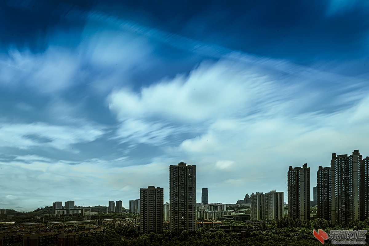 天空飘着流动云 曾院平摄影.jpg