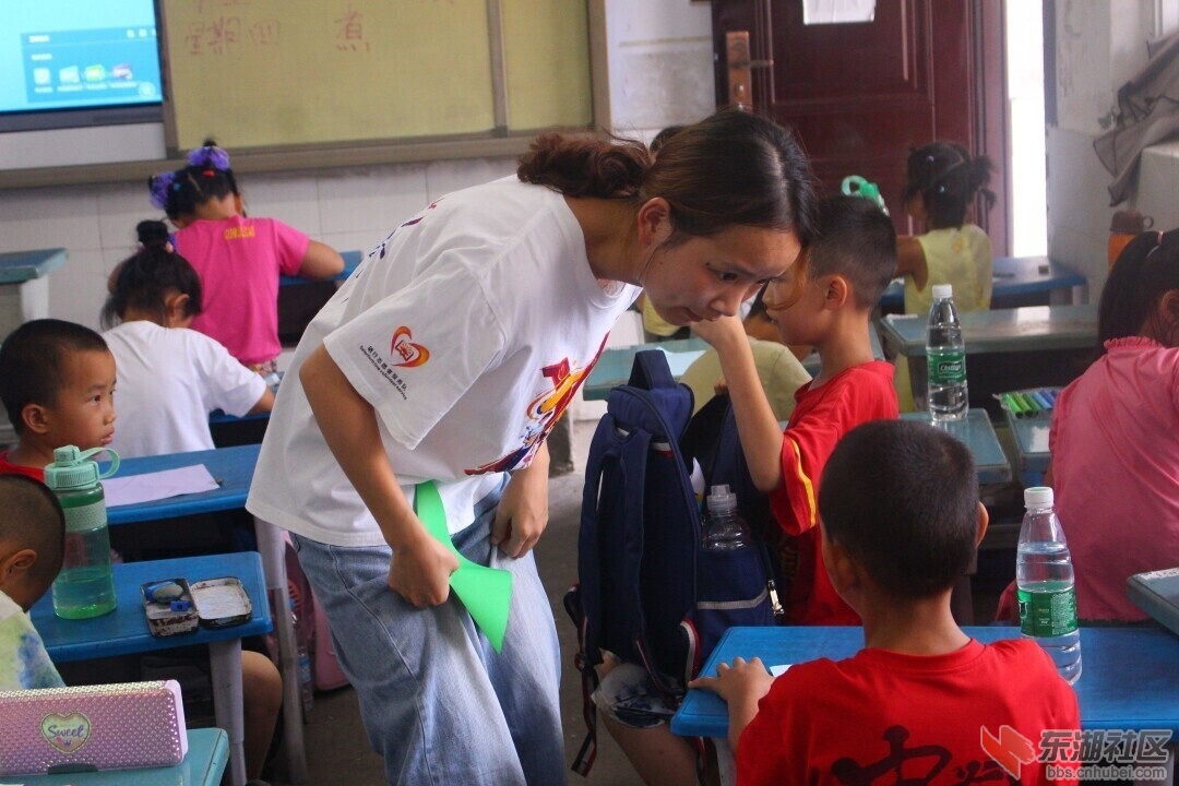 图为志愿者询问学生：“还有哪些不会的地方呢？”通讯员 姚婳敏 摄